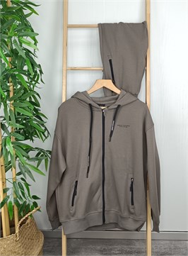 {{productViewItem.photos[photoViewList.activeNavIndex].Alt || productViewItem.photos[photoViewList.activeNavIndex].Description || 'Костюм спортивный'}}