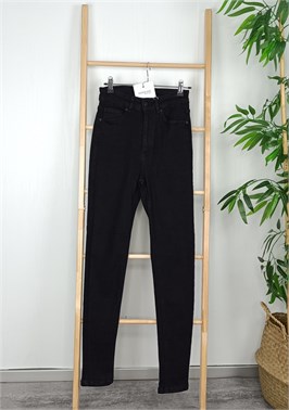 {{productViewItem.photos[photoViewList.activeNavIndex].Alt || productViewItem.photos[photoViewList.activeNavIndex].Description || 'Джинсы Slim fit в черном цвете'}}