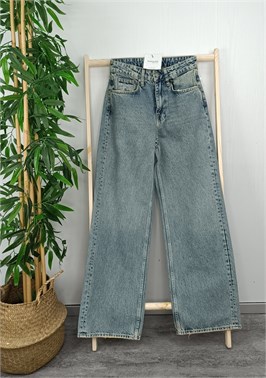 {{productViewItem.photos[photoViewList.activeNavIndex].Alt || productViewItem.photos[photoViewList.activeNavIndex].Description || 'Джинсы Daddy Fit'}}