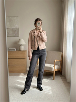 {{productViewItem.photos[photoViewList.activeNavIndex].Alt || productViewItem.photos[photoViewList.activeNavIndex].Description || 'Куртка в пудровом цвете'}}