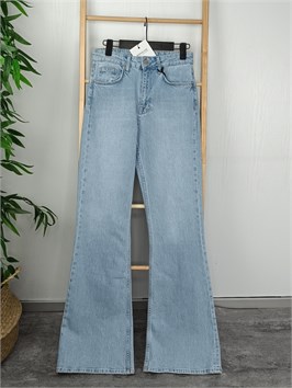 {{productViewItem.photos[photoViewList.activeNavIndex].Alt || productViewItem.photos[photoViewList.activeNavIndex].Description || 'Джинсы клёш от колена'}}