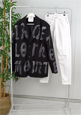 {{productViewItem.photos[photoViewList.activeNavIndex].Alt || productViewItem.photos[photoViewList.activeNavIndex].Description || 'джинсы mom fit'}}