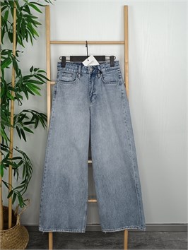{{productViewItem.photos[photoViewList.activeNavIndex].Alt || productViewItem.photos[photoViewList.activeNavIndex].Description || 'Джинсы  WIDE LEG'}}