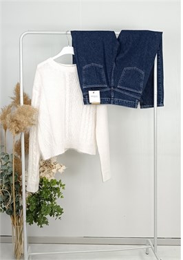 {{productViewItem.photos[photoViewList.activeNavIndex].Alt || productViewItem.photos[photoViewList.activeNavIndex].Description || 'Джинсы MOM с контрастной отстрочкой'}}