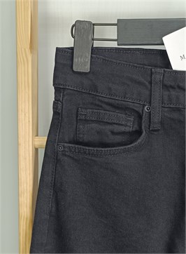 {{productViewItem.photos[photoViewList.activeNavIndex].Alt || productViewItem.photos[photoViewList.activeNavIndex].Description || 'Джинсы Mom regular'}}