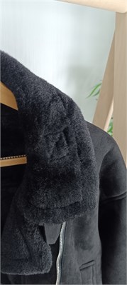 {{productViewItem.photos[photoViewList.activeNavIndex].Alt || productViewItem.photos[photoViewList.activeNavIndex].Description || 'Эко дубленка в черном цвете'}}