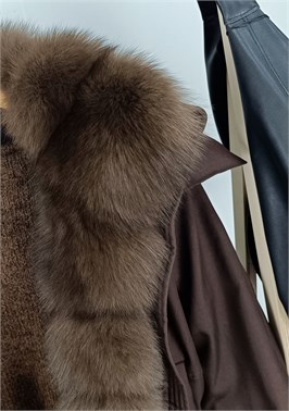 {{productViewItem.photos[photoViewList.activeNavIndex].Alt || productViewItem.photos[photoViewList.activeNavIndex].Description || 'Куртка'}}