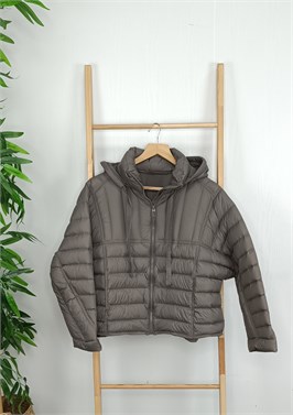 {{productViewItem.photos[photoViewList.activeNavIndex].Alt || productViewItem.photos[photoViewList.activeNavIndex].Description || 'Куртка'}}