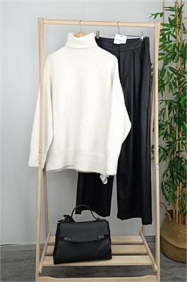 {{productViewItem.photos[photoViewList.activeNavIndex].Alt || productViewItem.photos[photoViewList.activeNavIndex].Description || 'Свитер в белом цвете'}}