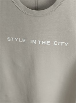 {{productViewItem.photos[photoViewList.activeNavIndex].Alt || productViewItem.photos[photoViewList.activeNavIndex].Description || 'Футболка'}}