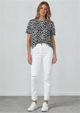 {{productViewItem.photos[photoViewList.activeNavIndex].Alt || productViewItem.photos[photoViewList.activeNavIndex].Description || 'джинсы mom fit'}}