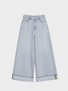 {{productViewItem.photos[photoViewList.activeNavIndex].Alt || productViewItem.photos[photoViewList.activeNavIndex].Description || 'Джинсы Super Wide Leg'}}